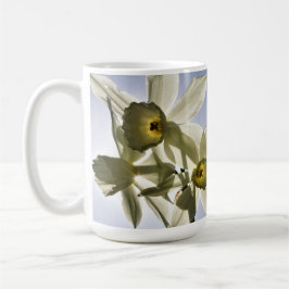 Narcissen die bloeien met een lente blauwe lucht kaffeetasse