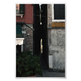 Narrow venetian alleyway (2024) fotodruck