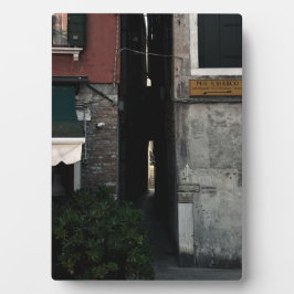 Narrow venetian alleyway (2024) fotoplatte