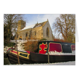 Narrowboat und Kirche im Schnee