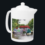 NARROWBOATS<br><div class="desc">Die im Vereinigten Königreich als Schmalboote bekannten Kanalboote wurden ursprünglich zur Beförderung von Gütern im ganzen Land eingesetzt. Sie werden heute hauptsächlich zur Freizeitgestaltung genutzt und ziehen Menschen aus aller Welt an, um unsere ländliche Umgebung zu genießen. Diese Boote sehen sehr hübsch mit ihren hellen Kabinen aus, die traditionell blau,...</div>