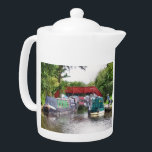 NARROWBOATS<br><div class="desc">Die im Vereinigten Königreich als Schmalboote bekannten Kanalboote wurden ursprünglich zur Beförderung von Gütern im ganzen Land eingesetzt. Sie werden heute hauptsächlich zur Freizeitgestaltung genutzt und ziehen Menschen aus aller Welt an, um unsere ländliche Umgebung zu genießen. Diese Boote sehen sehr hübsch mit ihren hellen Kabinen aus, die traditionell blau,...</div>