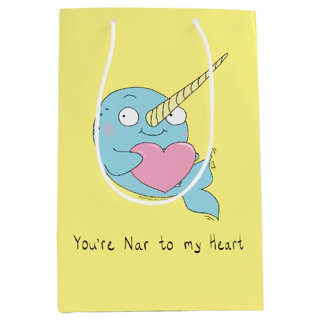 Narwhal Hugging Heart Valentine's Day Geschenktasc Mittlere Geschenktüte (Vorderseite)