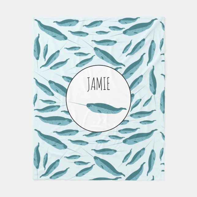 Narwhal im Muster des blauen Ozeans Fleecedecke (Vorderseite)