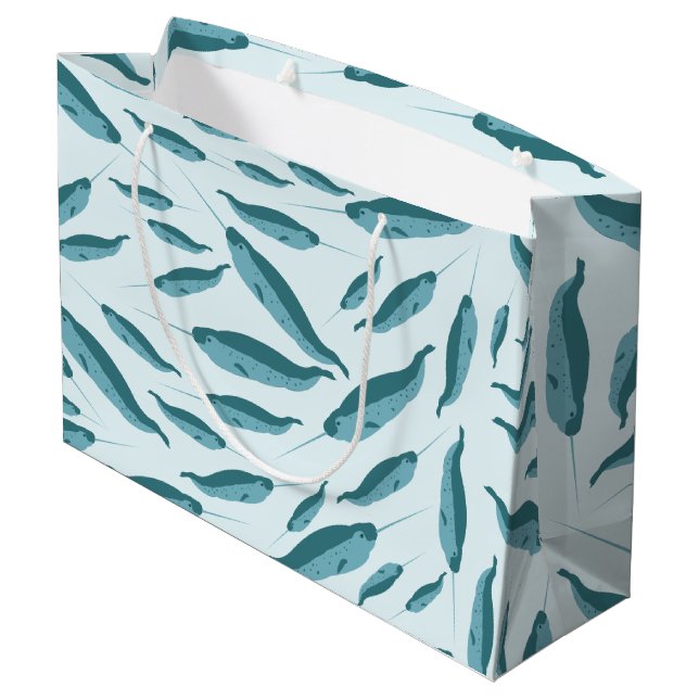Narwhal im Muster des blauen Ozeans Große Geschenktüte (Rückseite Schrägansicht)