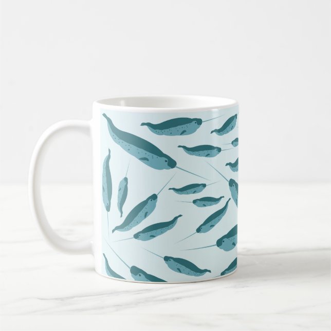 Narwhal im Muster des blauen Ozeans Kaffeetasse (Links)