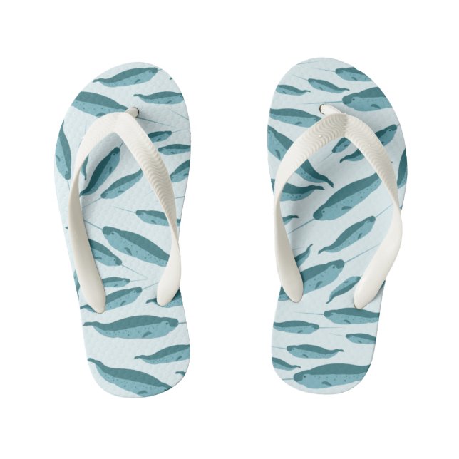 Narwhal im Muster des blauen Ozeans Kinderbadesandalen (Fußbett)