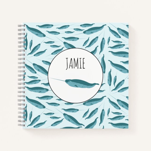 Narwhal im Muster des blauen Ozeans Notizbuch (Vorderseite)