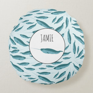 Narwhal im Muster des blauen Ozeans Rundes Kissen