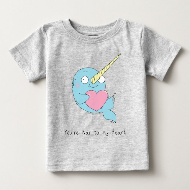 Narwhal umarmt den T - Shirt eines Herzbabys (Vorderseite)