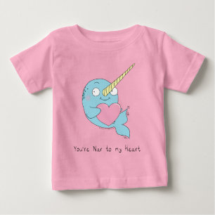 Narwhal umarmt den T - Shirt eines Herzbabys