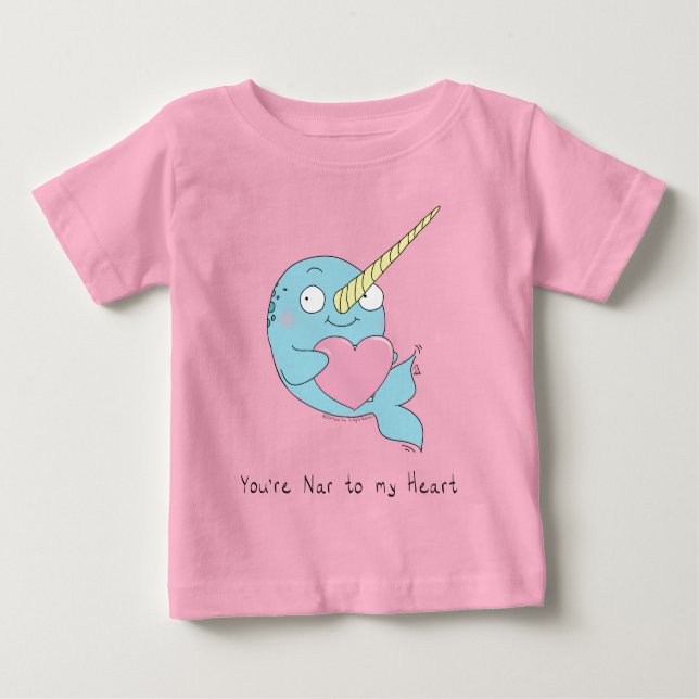 Narwhal umarmt den T - Shirt eines Herzbabys (Vorderseite)