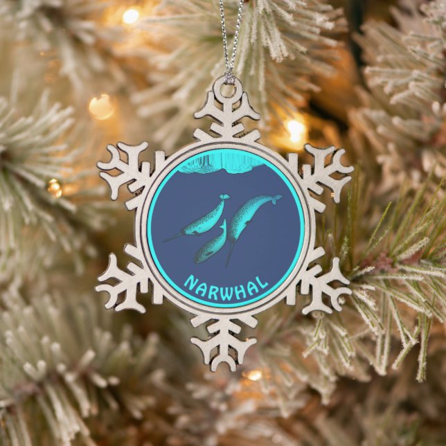 Narwhal unter dem Eis Schneeflocken Zinn-Ornament (Baum)