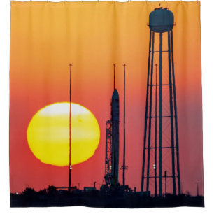 NASA-Antares-Raketen-Start bei Sonnenaufgang Duschvorhang