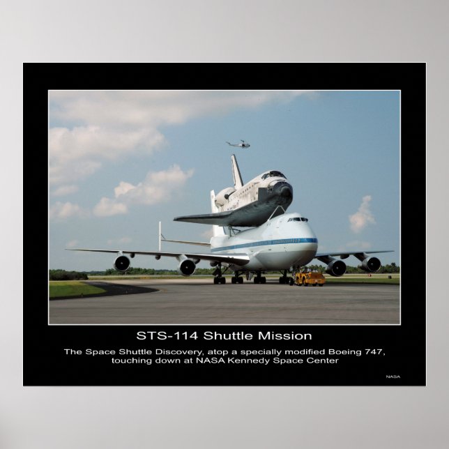NASA Space Shuttle Discovery Anfahrt auf dem Schif Poster (Vorne)