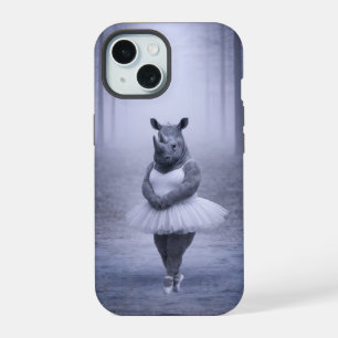 Nashorn-Ballerina im nebligen Wald iPhone 15 Hülle