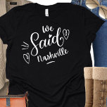 Nashville Brautparty Bridesmaid Shirt<br><div class="desc">Niedliches modernes Design für die Hochzeitsfeier oder für einen Bachelorette. Die Wirblen Worte" Wir sagten Nashville " auf einem schwarzen Abschlag,  hat ein Herz und ist sicher zu bemerken. Junggeselinnen-Abschied Destination.. Nashville. Kann für das Abendessen der Probe getragen werden,  zusammen mit Ihrer Hochzeitsfeier.</div>