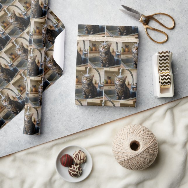 Nasse getigerte Katze sitzt in einer Küchenspüle Geschenkpapier (Kunsthandwerk)
