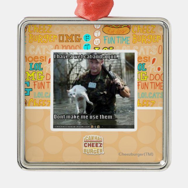 Nasse Katze und Gewehr Ornament Aus Metall (Vorne)