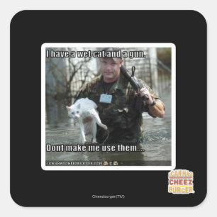 Nasse Katze und Gewehr Quadratischer Aufkleber