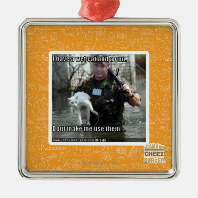 Nasse Katze und Gewehr Silbernes Ornament (Vorne)