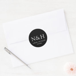 Natasha Black Monogram Modern Wedding Runder Aufkleber