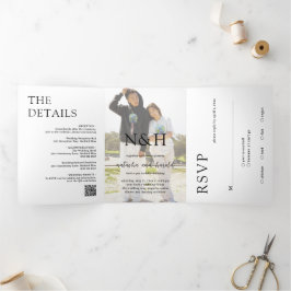 Natasha Foto Monogram Modern Wedding Dreifach Gefaltete Einladung
