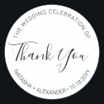 Natasha Handgeschriebene Script-Gastgeschenk Hochz Runder Aufkleber<br><div class="desc">Nutzen Sie diese einfachen, aber eleganten, schwarz-weißen Aufkleber auf Ihren Favoriten. Das minimalistische Design umfasst Ihre Namen, das Hochzeitstermin und die Worte "Danke" in einem modernen serifenlosen Schriftart mit einem handgeschriebenen Kalligraphieskript-Schriftart. Entworfen, um meine stilvolle Natasha Hochzeitskollektion zu ergänzen. Vergewissern Sie sich, dass Sie den anderen durchstöbern und die Produkte...</div>