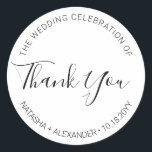 Natasha Handgeschriebene Script-Gastgeschenk Hochz Runder Aufkleber<br><div class="desc">Nutzen Sie diese einfachen, aber eleganten, schwarz-weißen Aufkleber auf Ihren Favoriten. Das minimalistische Design umfasst Ihre Namen, das Hochzeitstermin und die Worte "Danke" in einem modernen serifenlosen Schriftart mit einem handgeschriebenen Kalligraphieskript-Schriftart. Entworfen, um meine stilvolle Natasha Hochzeitskollektion zu ergänzen. Vergewissern Sie sich, dass Sie den anderen durchstöbern und die Produkte...</div>