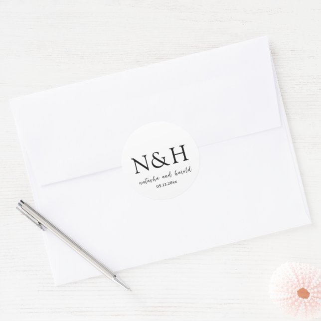 Natasha Monogram Modern Wedding Runder Aufkleber (Umschlag)