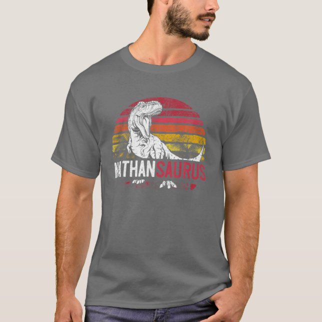 Nathan Saurus Funny Personalized Dinosaur T Rex Na T-Shirt (Vorderseite)