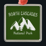 National Park North Cascades Ornament Aus Metall<br><div class="desc">Der North Cascades Nationalpark ist wie kein anderer. Washington Pass, Ahornpass, der Blue Lake Trail, es überrascht an jeder Ecke. Zeigen Sie Ihre Leidenschaft für die abgelegene Wildnis und Ihre Liebe dieses Parks!</div>
