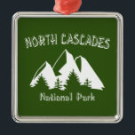 National Park North Cascades Ornament Aus Metall<br><div class="desc">Der North Cascades Nationalpark ist wie kein anderer. Washington Pass,  Ahornpass,  der Blue Lake Trail,  es überrascht an jeder Ecke. Zeigen Sie Ihre Leidenschaft für die abgelegene Wildnis und Ihre Liebe dieses Parks!</div>