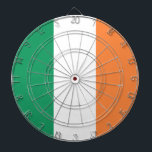 Nationale Flagge Irlands, irischer Standard, Banne Dartscheibe<br><div class="desc">Die Tricolor: Ein Symbol der Hoffnung und Einheit - Die irische Tricolor, ein lebendiger Wandteppich aus Grün, Weiß und Orange, ist zum Synonym für die Smaragdfarbene Insel geworden. Diese einfache, aber mächtige Fahne trägt in ihren Falten eine reiche Geschichte und eine profunde Symbolik. Die Tricolor wurde erstmals 1848 von Thomas...</div>