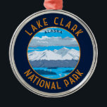 Nationalpark des Sees Clark Retro Distressed Circl Ornament Aus Metall<br><div class="desc">Lake Clark Vektorgrafik Design. Der Park ist ein Land von atemberaubender Schönheit. Vulkandampf,  Lachslauf,  Bärenfutter und knisternde Berge spiegeln sich in den türkisblauen Seen wider.</div>