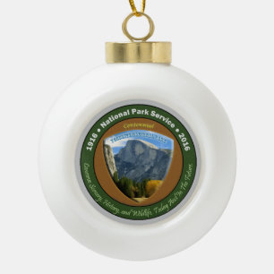 Nationalpark-hundertjähriges Weihnachtshalbe Haube Keramik Kugel-Ornament