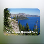 Nationalpark Krater Magnet<br><div class="desc">Ein 3 x 4 Zoll flexibler Magnet,  der ein landschaftliches Foto-Image des saphir blauen Wassers und der Wizard Island im Crater Lake National Park im Pazifik Nord-West Staat von Oregon bietet. Macht ein tolles Reise-Andenken!</div>
