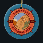 Nationalpark Pinnacles Emblem Keramik Ornament<br><div class="desc">Pinnacles Vektorgrafik Design. Der Park ist ein amerikanischer Nationalpark,  der eine bergige Gegend östlich des Salinatals in Zentralkalifornien schützt.</div>