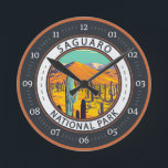 Nationalpark Saguaro Cacti im Frühjahr Abzeichen Runde Wanduhr<br><div class="desc">Saguaro Vektorgrafik Design. Der Park ist nach dem großen Saguaro-Kakteen benannt,  das in seiner Wüstenlandschaft beheimatet ist.</div>