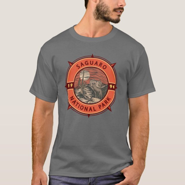 Nationalpark Saguaro Coyote Retro Kompass Emblem T-Shirt (Vorderseite)