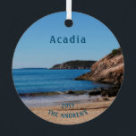 Nationalpark Sand Beach Blue Acadia Ornament Aus Metall<br><div class="desc">National Park Sand Beach Blue Acadia Metal Ornament. Die erste Haltestelle der Acadia Nationalpark Loop ist Sand Beach. Personalisieren Sie dieses wunderschöne Bild mit Ihrem Familiennamen und dem Jahr,  in dem Sie das Bild besucht haben.</div>
