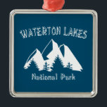 Nationalpark Waterton Lakes Ornament Aus Metall<br><div class="desc">Der Waterton Seen Nationalpark liegt an der südlichen Alberta,  Kanada,  an der Grenze zum Glacier National Park von Montana. Es ist bekannt für seine Seekette,  einschließlich der Hoch- und Mittelwasserseen,  flankiert von den Rocky Mountains.</div>