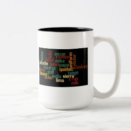 NATOlautalphabet (dunkler Hintergrund) Zweifarbige Tasse