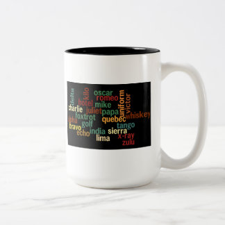 NATOlautalphabet (dunkler Hintergrund) Zweifarbige Tasse