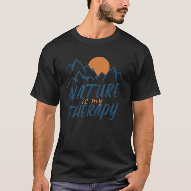 Natur ist meine Therapie Wanderung Camping Wandere T-Shirt (Vorderseite)