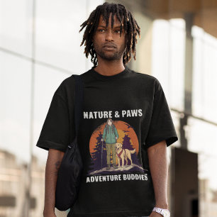 Natur & Pfoten Wandernde Frau & Golden Retriever T-Shirt