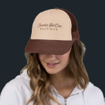 Natural Color Classic Line Texture Truckerkappe<br><div class="desc">Einfache,  natürliche Farbe Leinen Textur Farbe Hintergrund mit benutzerdefinierten braun und olivgrün anpassbare Typografie. Diese Vorlage ist für eine Hautpflege beruflich,  kann aber für jeden Beruf angepasst werden,  indem der Schriftart und die Farbe geändert werden. Es enthält einen braungestrichelten Zeilenrand als separate Ebene,  was optional ist.</div>
