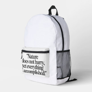 "Nature Does Not Hurry" - inspirierendes Zen-Zitat Bedruckter Rucksack