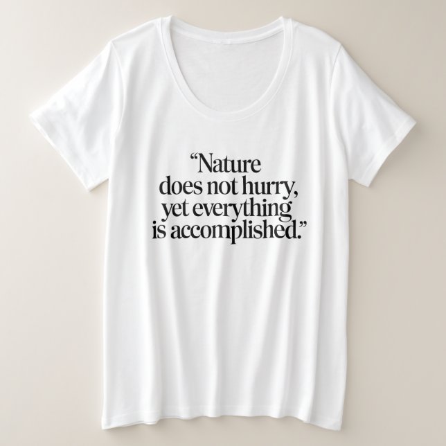 "Nature Does Not Hurry" - inspirierendes Zen-Zitat Große Größe T-Shirt (Design vorne)