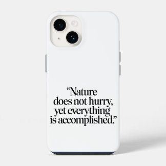 "Nature Does Not Hurry" - inspirierendes Zen-Zitat iPhone 14 Hülle